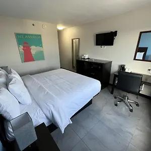 Travelodge By Wyndham Queens Hotel